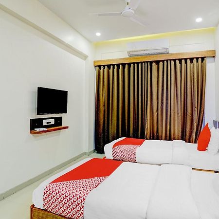 Oyo 77491 Hotel Shreenath Valsad Екстериор снимка