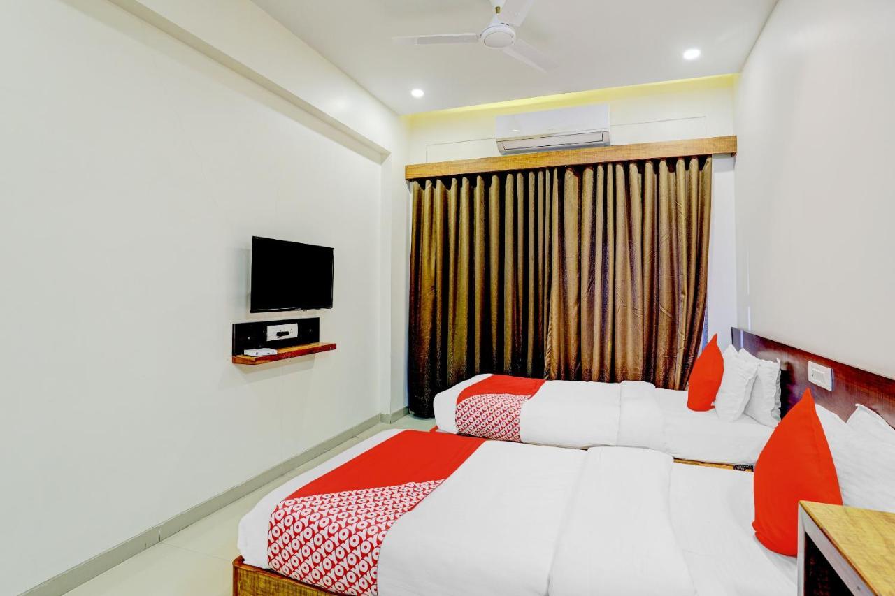 Oyo 77491 Hotel Shreenath Valsad Екстериор снимка