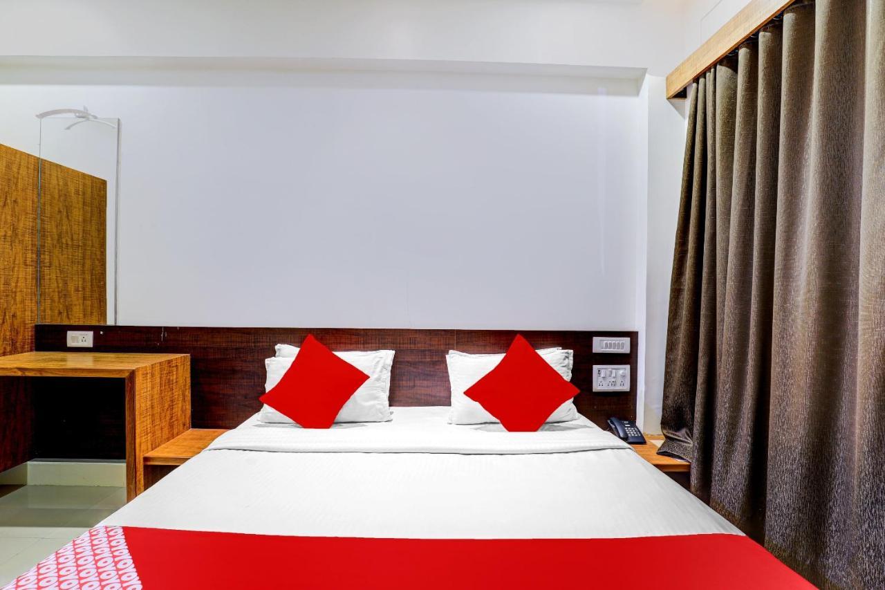 Oyo 77491 Hotel Shreenath Valsad Екстериор снимка
