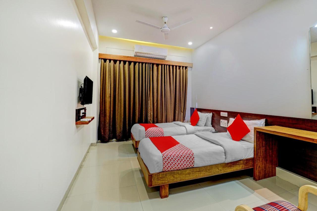 Oyo 77491 Hotel Shreenath Valsad Екстериор снимка