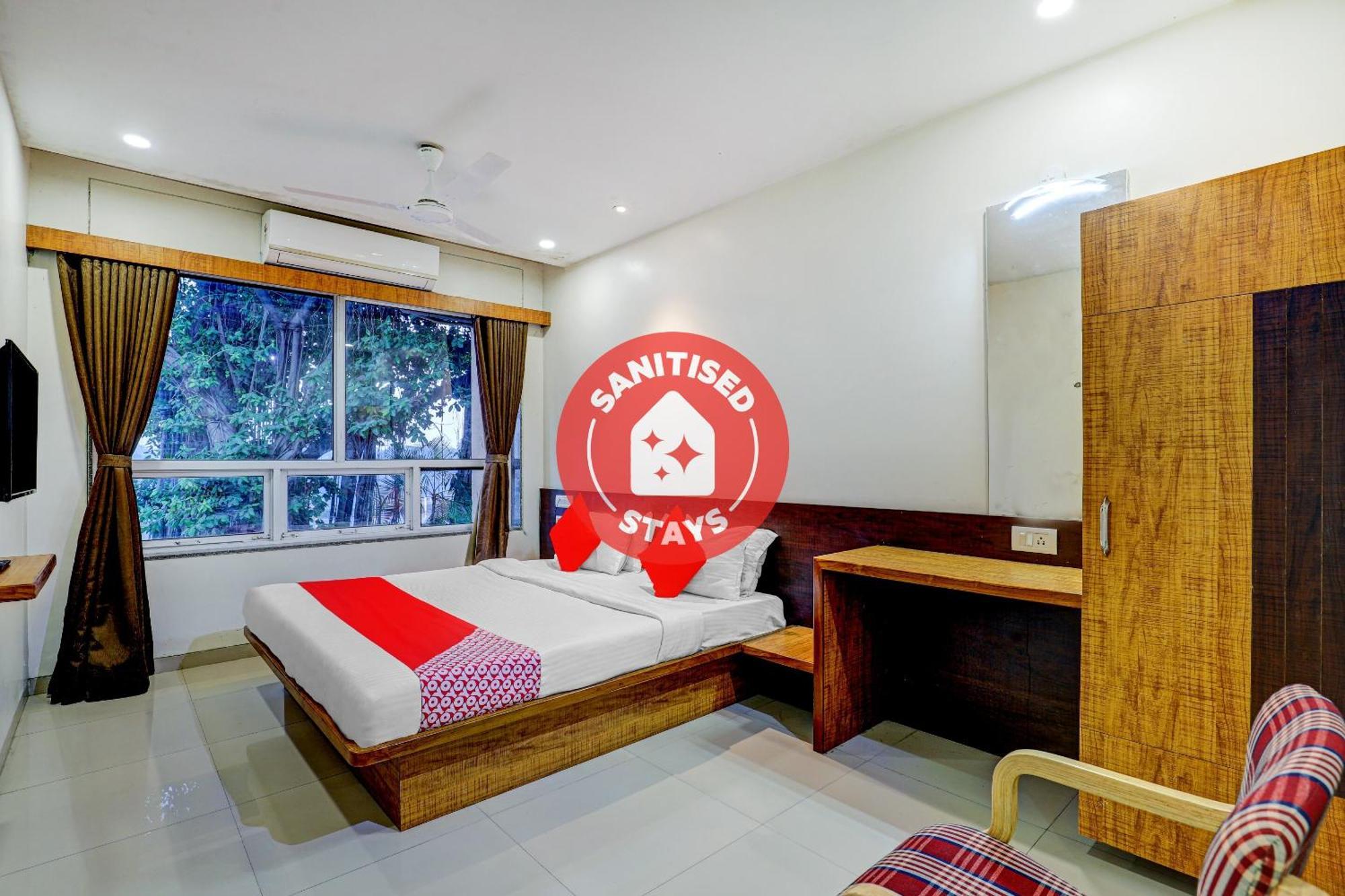 Oyo 77491 Hotel Shreenath Valsad Екстериор снимка