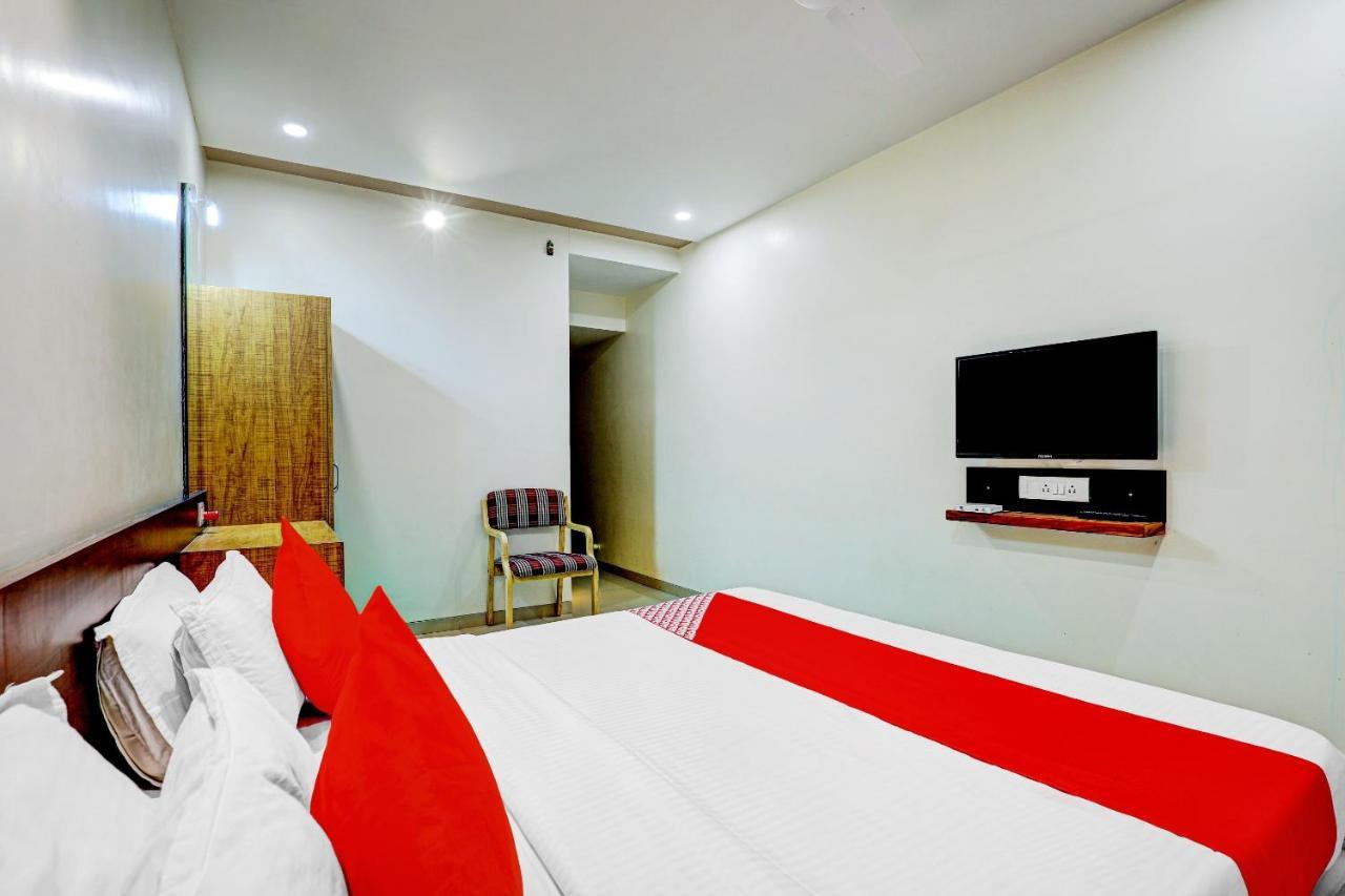 Oyo 77491 Hotel Shreenath Valsad Екстериор снимка
