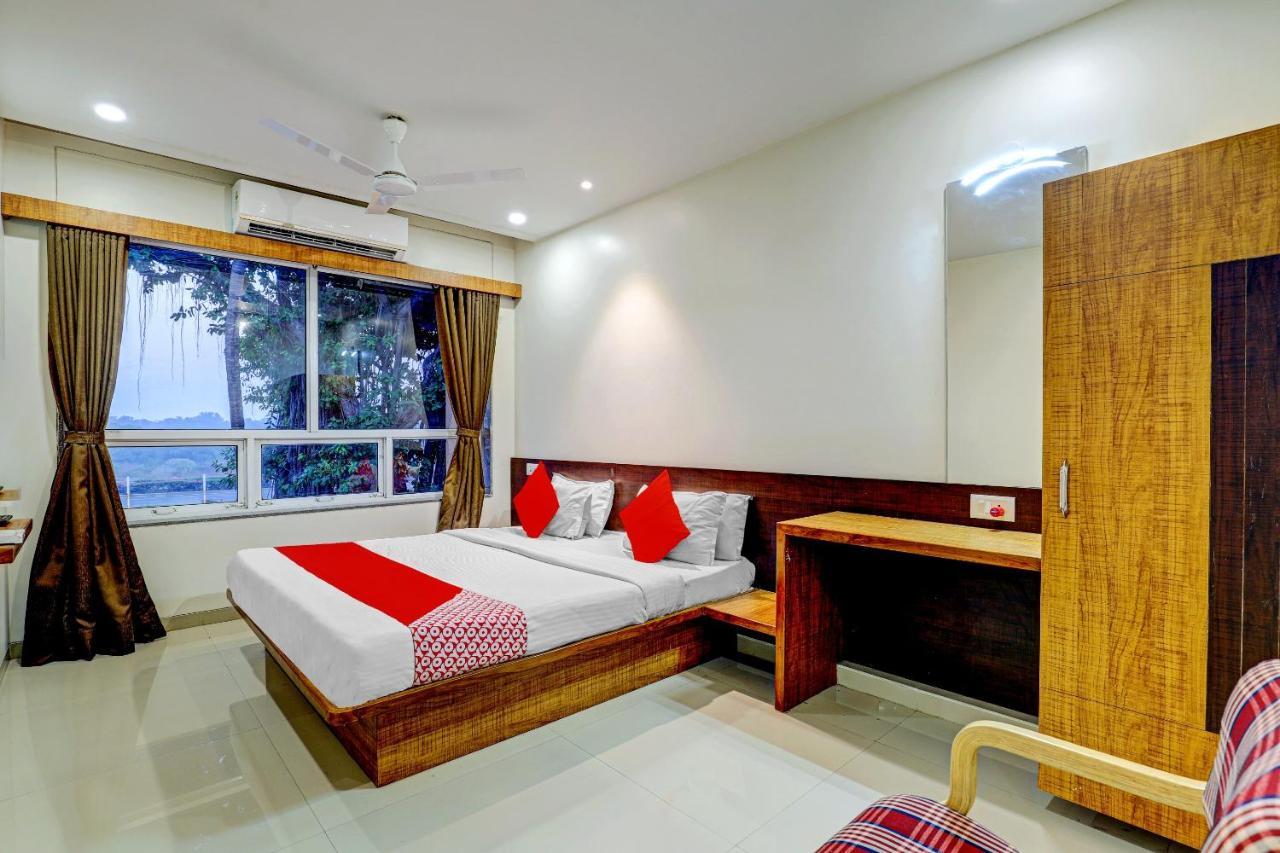 Oyo 77491 Hotel Shreenath Valsad Екстериор снимка