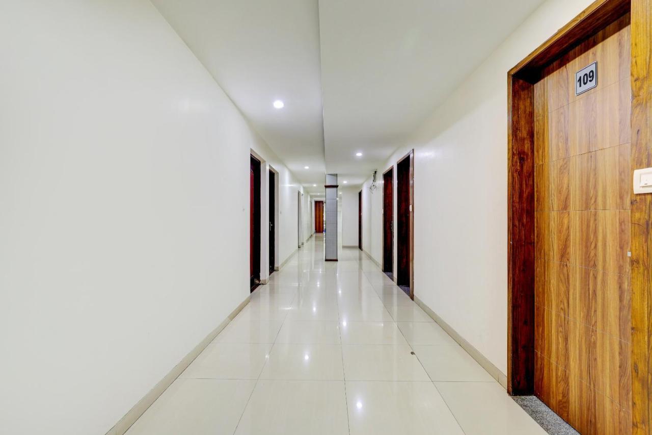 Oyo 77491 Hotel Shreenath Valsad Екстериор снимка