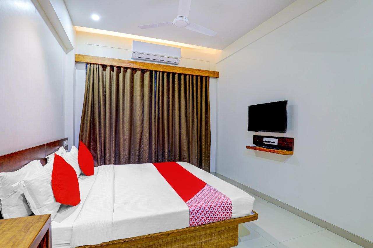 Oyo 77491 Hotel Shreenath Valsad Екстериор снимка
