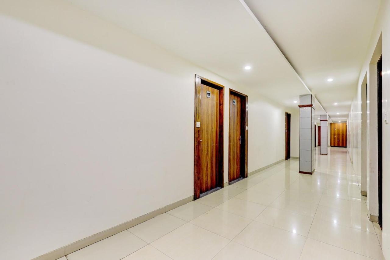 Oyo 77491 Hotel Shreenath Valsad Екстериор снимка