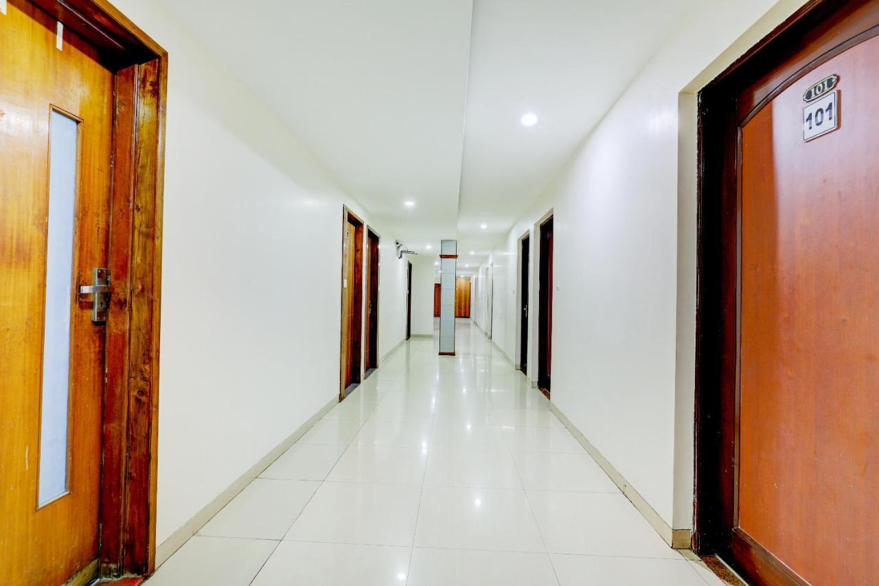 Oyo 77491 Hotel Shreenath Valsad Екстериор снимка